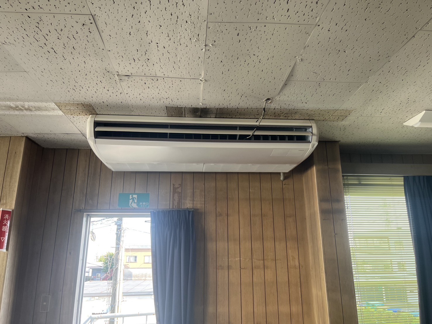 三河地域の工場の事務所で天吊形のツイン同時運転タイプの更新工事をしました。