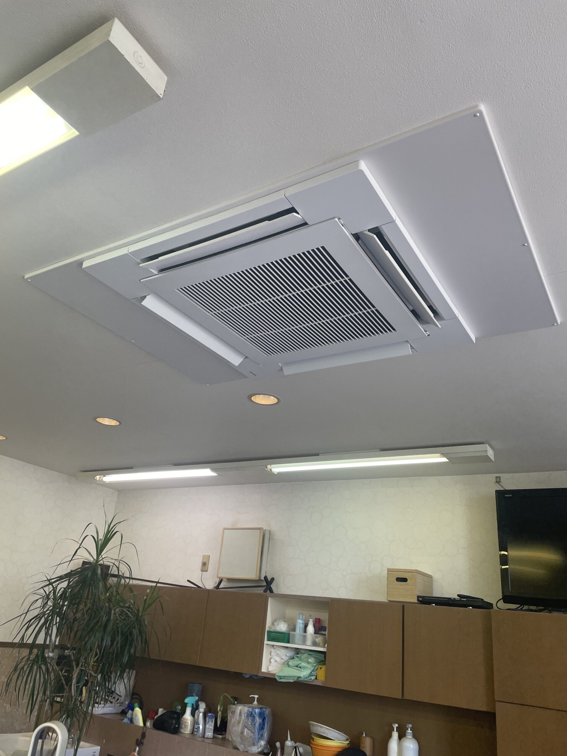 名古屋市の美容院で補助金を活用して低予算でエアコンの取り替えが出来て大喜びでした。