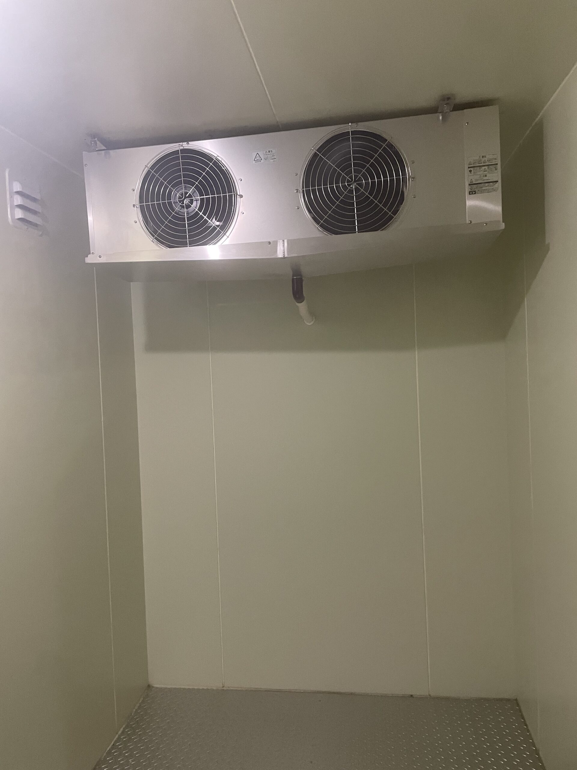 大府市で冷凍機の故障に伴い緊急で取り替え工事をしました。