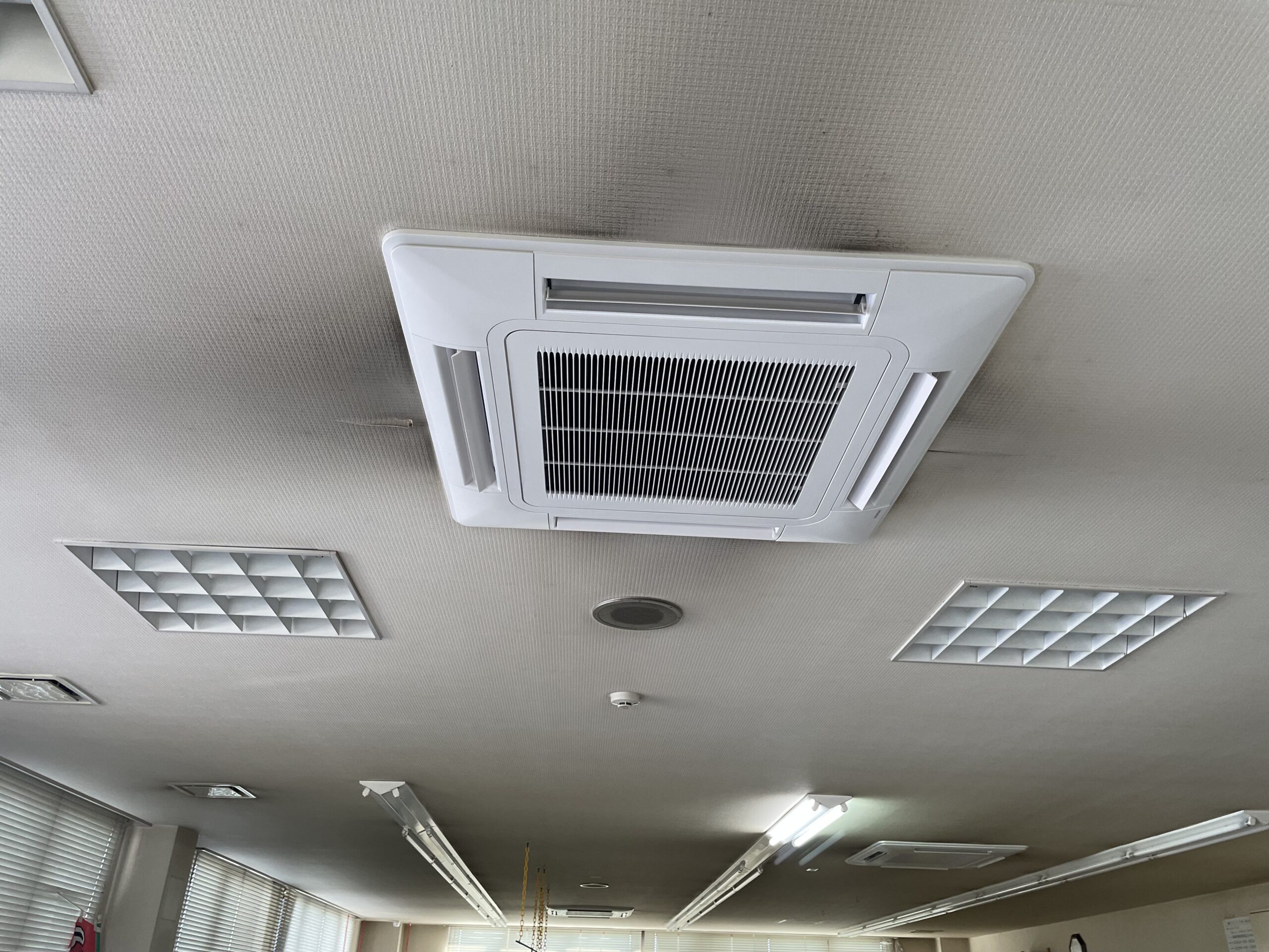 安城市の事務所で真夏に4方向形トリプルのエアコンが故障してしまい、緊急で取り替えをしました。